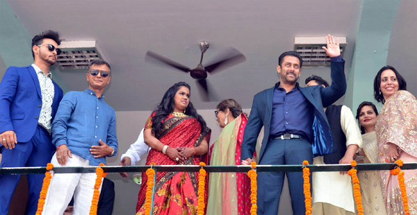 Salman Khan Attends Arpita Reception Party-02