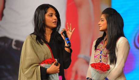 anushka hot comment on nagarujuna