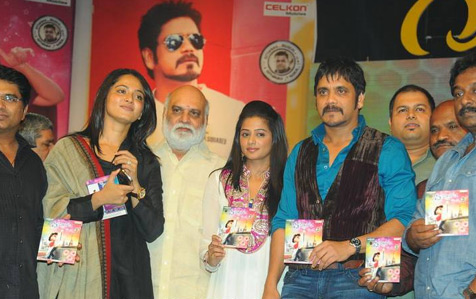 anushka hot comment on nagarujuna