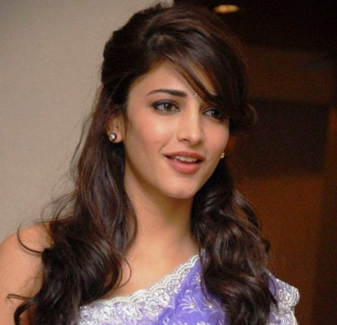 Shruti Haasan is a busy bee,shruti haasan,hot shruti hasan,tamil movies,shruti haasan,kollywood,tollywood,bollywood,tamil cinmass, Shruti Hassan Busy with Yevadu and NTR Movie, Shruti Hassan busy schedules for Ram Charan Yevadu and NTR Harish Shankar Movies