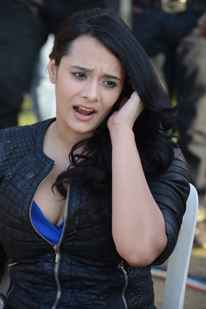 mayanti langer ccl host cleavage show in ccl match