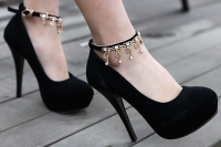 Men helpfullness increases if women wears high heels