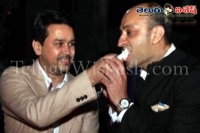 Bcci secretary anurag thakur spotted with alleged bookie