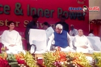 Lalu politely vacate the chair for nitish kumar
