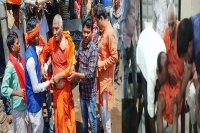 Swami agnivesh alleges attack by bjp youth workers in jharkhand