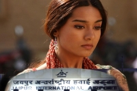 Bollywood heroine luggage goes missing at jaipur airport