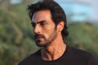 Case filed against arjun rampal for alleged assaulting photographer
