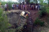 8 die as mini goods carrier plunges into well in tiruchi