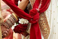 Groom ties holy knot to bride sister in tamilnadu