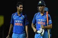 Bhuvneshwar kumar defends dhoni as legend in indian cricket team