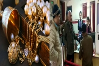 Gold worth rs 10 crore looted from muthoot finance in bihar s muzaffarpur