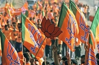 Election result bjp leading in 288 seats may get majority on its own
