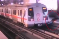 Delhi metro driver saves 21 year old man while he was crossing tracks