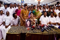 Disproportionate assets case a barriet to sasikala to achive cm post