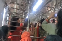 Women break into garba in mumbai local train video showing navratri fever goes viral