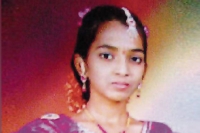 Failed in uniting parents 9th class girl commits suicide