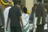 Mamata banerjee loses cool after being forced to walk slams karnataka dgp