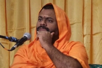 Hyderabad police issues notices to sri peetam seer swami paripoornananda