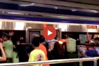 Beijing commuters rescue trapped man on platform