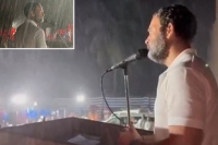 Crowd cheers as rahul gandhi addresses rally amid heavy rains in mysuru