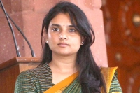 Eggs pelted at congress leader ramya s car in mangalore