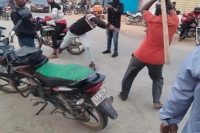 Attack on coconut street vendor with talwars by three member gang