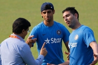 Sourav ganguly spends time with indian team at eden gardens