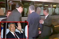 Singapore pm rejects vip motorcade for a bus