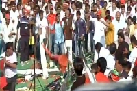 Samajwadi party workers clash at venue of akhilesh yadav s vikas rath yatra
