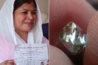 Mp village housewife finds diamond worth rs 10 lakh in panna mine