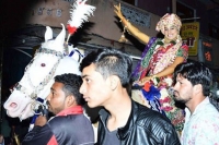 Muslim bride goes on horse in her wedding procession stuns passers by in indore