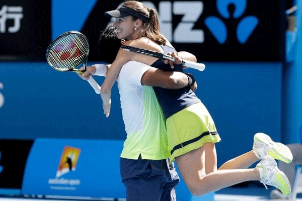 Paes hingis win australian open mixed doubles title