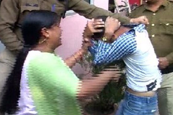 Nirmala pandit haridwar private tution teacher indore chain snatcher rewarded 10 thousand police investigation