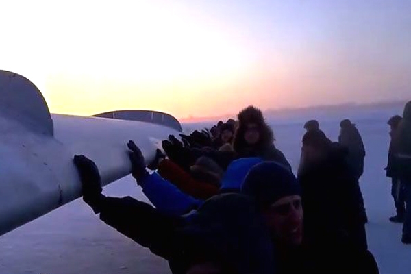 Passengers push frozen siberian plane