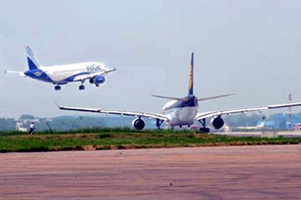 Two aeroplanes escapes from clash in india