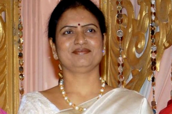 Dk aruna comments on kcr