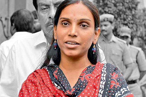 Pjr daughter and ysrcp leader vijayareddy jumps into trs party