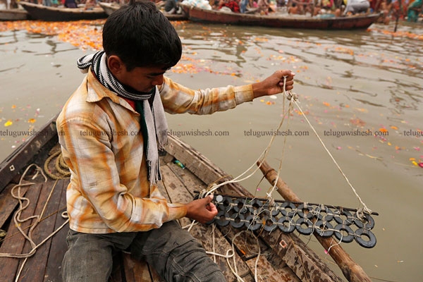 Fishermen idea rocks in godavari pushkaralu