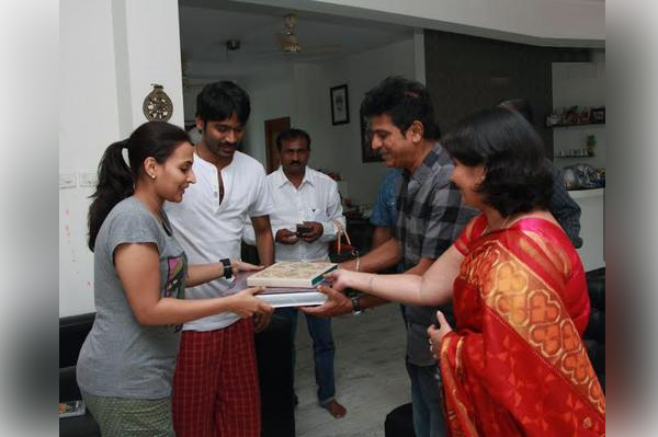 Shivaraj Kumar Invites to his Daughter Nirupama Wedding-06