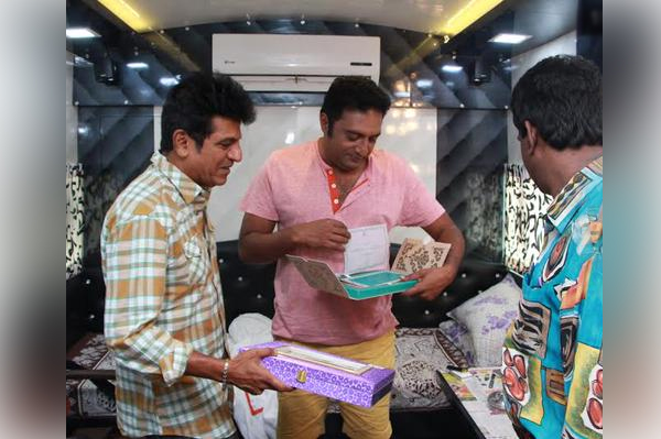 Shivaraj Kumar Invites to his Daughter Nirupama Wedding-08