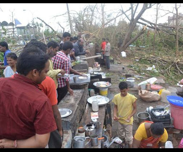 రోడ్డుమీదే తిండి | vizag hudhud cyclone news | Photo of 0 | vizag hudhud toofan