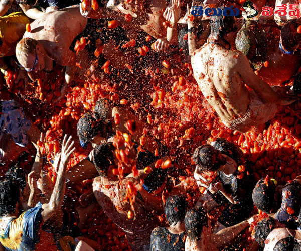 worlds Craziest Parties | లా టొమాటినా (La Tomatina) | worlds festivals list | Photo of 0