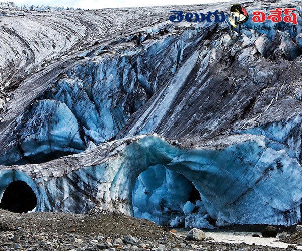holiday spots | beautiful caves | క్వెర్క్ జోల్ ఐస్ కేవ్ (Kverkfjoll ice cave) | Photo 3of 9