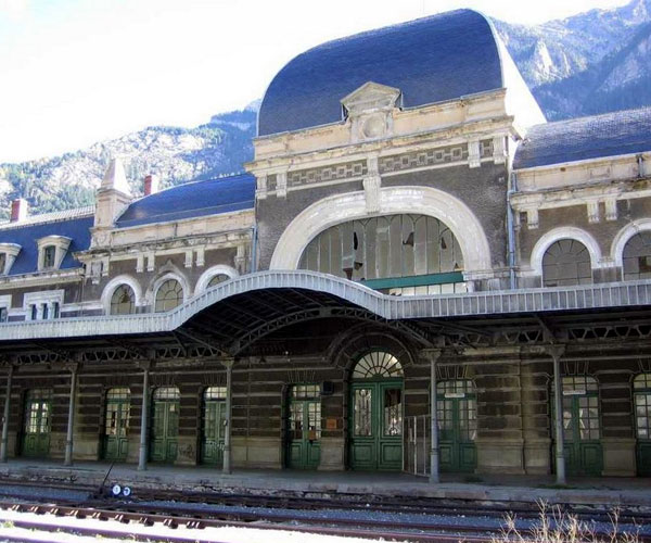 beautiful railway stations | railway stations in the world | ఈస్టేషియన్ కాన్’ఫ్రాంక్ (Estacion Canfranc, Spain) | Photo of 0