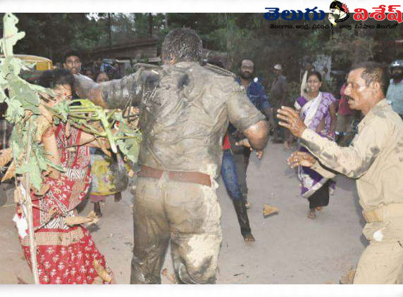 Police-attacked-by-mob04