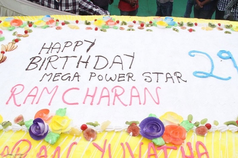 Ram-Charan-Birthday-2014-Celebrations-Stills-06