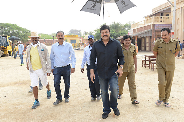 Chiranjeevi-at-Sardaar-Gabbar-Singh-Sets-01