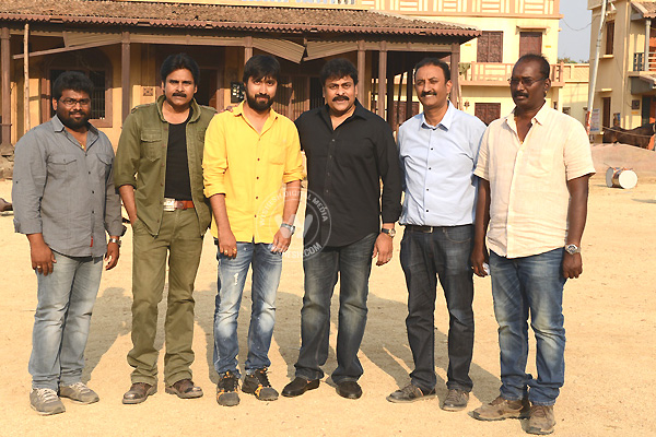 Chiranjeevi-at-Sardaar-Gabbar-Singh-Sets-02