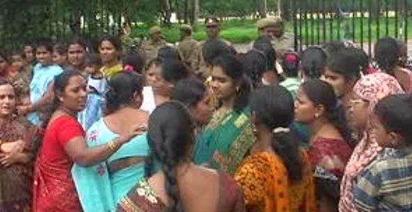Cop under strike for granting leaves, hyderabad cop gone under strike, police battallion demands leaves, city, city police went for strike demanding leaves, cop wives went for strike for granting leaves, cop protests for leaves, kondapur 8th battallion, commondent harassing cop`s wives, commondent harassment, telangana allegation, telangana agitation, tg agitation, telangana issue