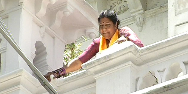 Nannapaneni Rajakumari Protest on PowerCut at Assembly 